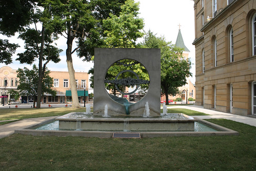 sculpture fountain courthouse hillsdalemi