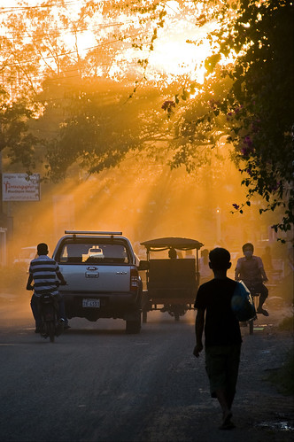 street trip sunset cars dusty asia cambodia southeastasia ray cambodians khmerpeople traffic citylife streetphotography transportation tuktuk rays dust siemreap d300 travelphotography discaciate