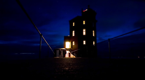 windows light red lighthouse beautiful night dark still long exposure mood quiet calm norwegian serenity fjord sailor trondheim fyr calmness ligthhouse fyrtårn ørland ørlandet kjeungskjær efs1755mmf28isusm uthaug bildekritikk kjeungskjæret