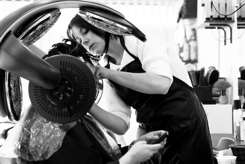 bw woman raw interior young nb bn heater hairdresser customer salon acr care tamron client coiffeur dryer coiffure stylist colorist pamper 2875mmf28 450d dorloter chezmurielle latelierdecoiffure