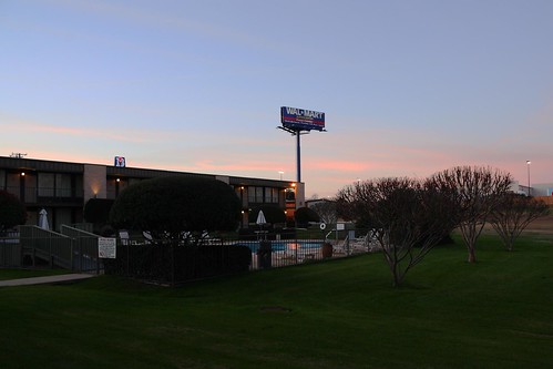 morning pool sunrise geotagged texas unitedstates motel billboard walmart ennis qualityinn geo:lon=9661850095 geo:lat=3233469212