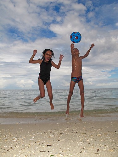 ocean boy beach girl kids strand jump jumping meer philippines kinder kind cebu sprung visayas philippinen springen ozean