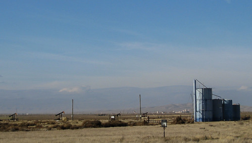 california oil centralvalley kingscounty january09 pyramidhills