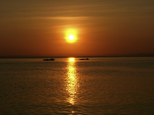 sunset indonesia boats gold fisherman tramonto sulawesi oro celebes pescatori walea tomini ilcorsaro bareche