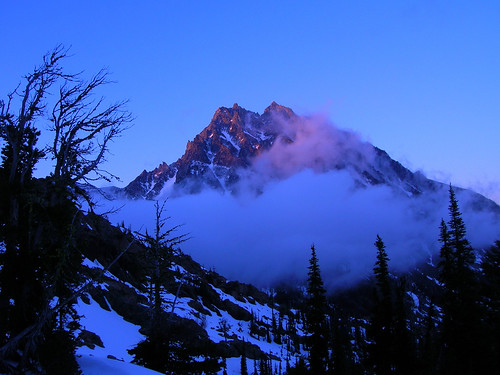 snow mountains washington dusk cascades ingallspeak mountstuart mountainmadness 13dayalpineclimbingcourse