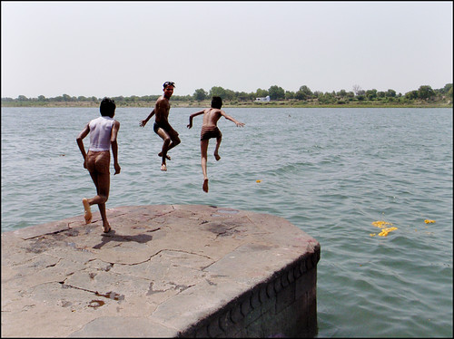 boy india jump grdigital saut garçon inde ghat narmada nageur madhyapradesh भारत maheshwar ricohgrd