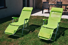 sun loungers - Photo of Nérondes