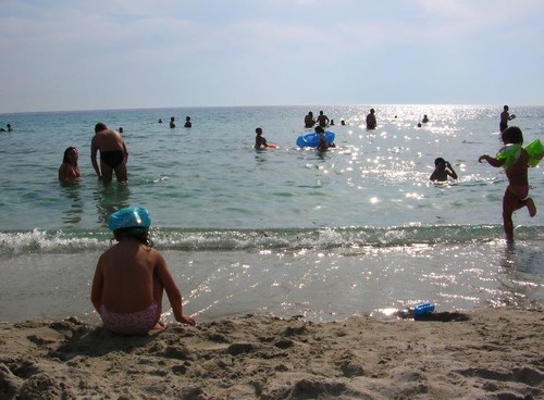 sardegna beach kids geotagged sardinia bambini swimmers spiaggia sarenascoada geo:lat=40018501 geo:lon=8414847