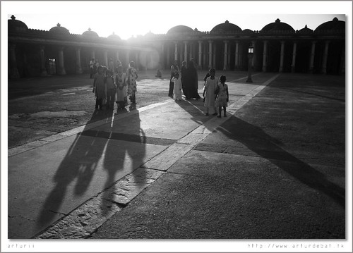 voyage trip travel light shadow bw india white black byn boys architecture wow landscape happy grey gris vacances amazing arquitectura holidays peace tour shadows floor superb god indian awesome traditional religion pray ombra vivid peaceful mosque bin route frame stunning childrens viatge arabian capture terra blanc vacaciones deu negre gettyimages dios gujarat ahmedabad greys buiding llum nens ombres edifici felicitat paisatge arabs muslin captura impresive musulmans vaije pregaria mywinners canoneos400d grisos muslyn emsquita makarba sarkhejokaf