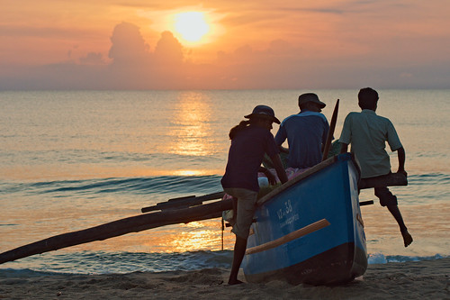 beach sunrise boat fishermen creativecommons fisher srilanka batticaloa lightzone markuswspring springm ortesrilankabatticaloa markusspring