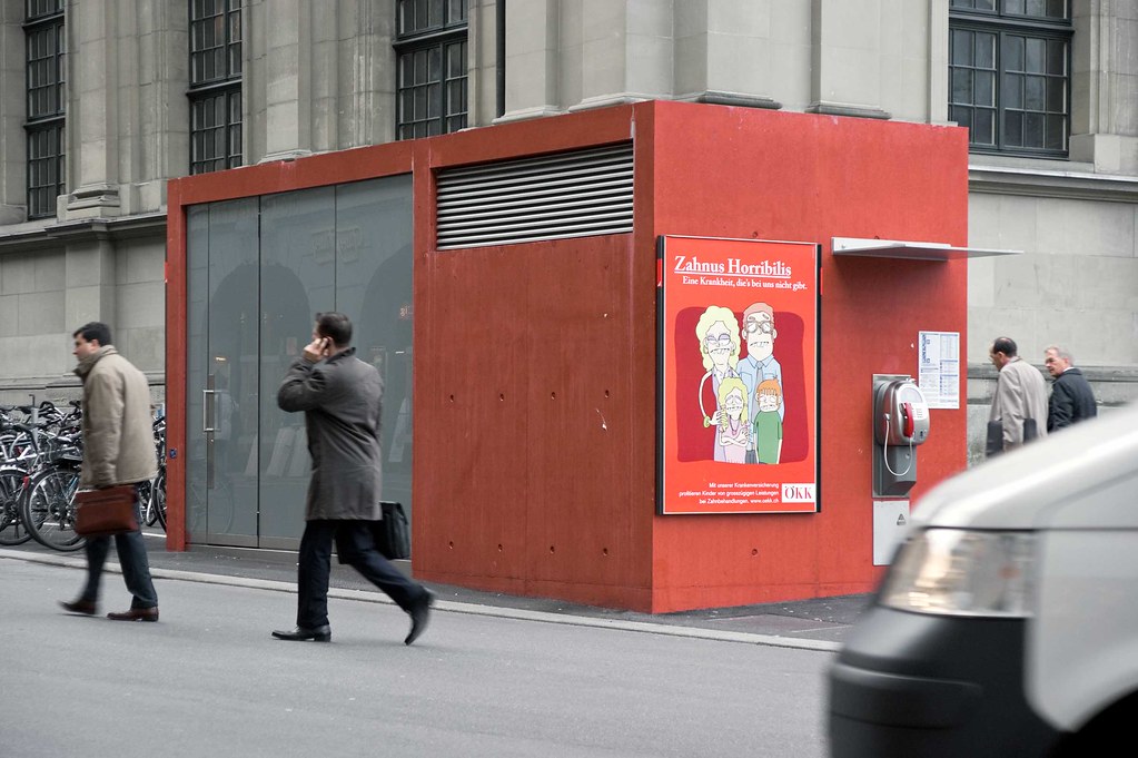 das umstrittene rote WC-Häuschen auf dem Bahnhofplatz Bern
