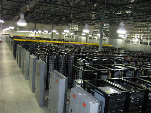 Data Center : endroit où sont stockées toutes les informations dont l'internaute a besoin pour naviguer sur le web (photos, vidéos, textes etc.)