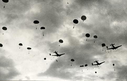 Vliegtuigen en parachutisten boven Kreta from Flickr via Wylio