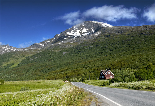 road house mountain snow norway geotagged norge nikon driving scenic lofoten fjell snø d300 topp sandtorv