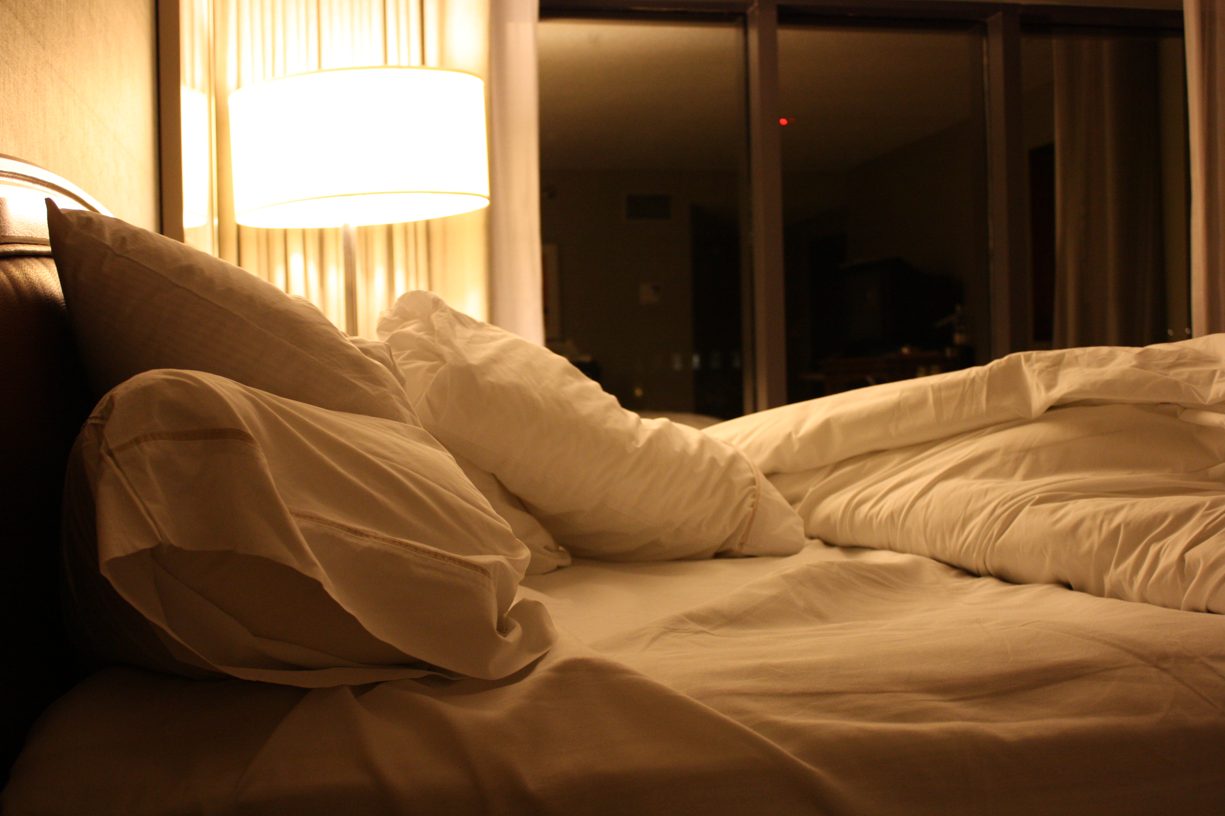Скинь кровать. Огромная кровать. Теплая кровать. Уютная кровать с подушками. Теплая постель.