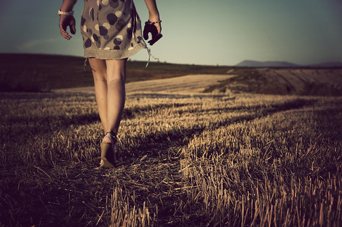 sunset españa girl walking landscape atardecer spain alone camino soria trigo flickrlovers mazalvete