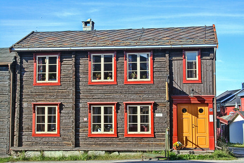 house 5 typical woodenhouse røros yellowdoor larigan phamilton