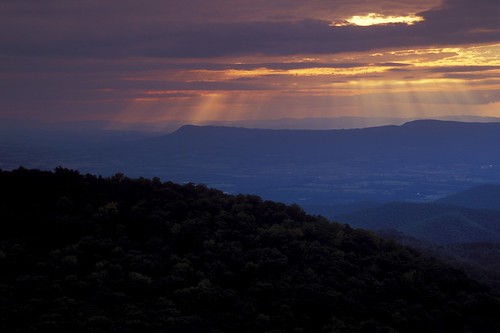 sunset mountains virginia sunbeams fujivelvia shenandoahnationalpark scenicviews
