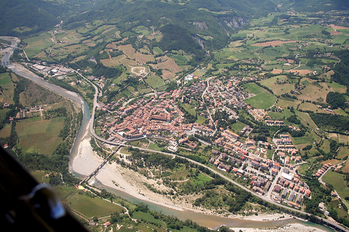 above travel bridge sky italy panorama green castle nature river airplane landscape town flying high view earth top aviation aerial fromabove historic agriculture lombardia piacenza cessna malaspina skyview lombardy pavia birdeye aeronautic pavese voghera trebbia oltrepò bobbio oltrepòpavese pontegobbo splendidoltrepò