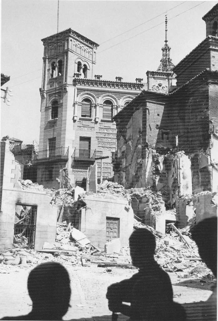 Casino y Plaza de la Magdalena (Toledo) en la Guerra Civil. Septiembre de 1936. Fotografía de Hans Namuth/Georg Reisner