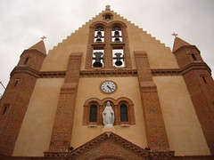 Calmont (Haute-Garonne), le clocher-mur et l-horloge de l-église - Photo of Saint-Quirc