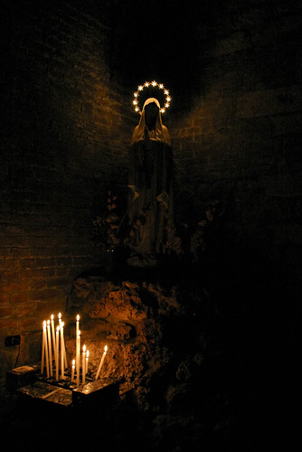 light italy candle madonna tuscany handheld montepulciano toscana cantrememberwhichchurch dedicatedtothemiracleatlordes becauseihatecarryingmytripod formyfriendswhoneedalittleboostsometimes explorejuly262008339
