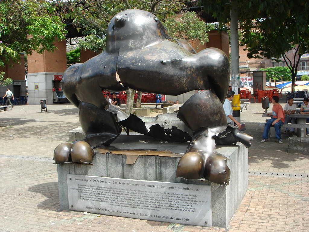 Escultura bomba Medellín