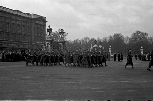 Buckingham Palace gates Guards 02