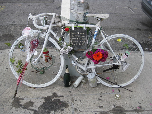 Ghost bike белый, велосипед, часто, внимание, Москва, именно, Европе, велосипедистов, передергивает, использовать, России, велосипедов, символ, жителям, Америке, понятный, столбах, используют, привлечь, венки