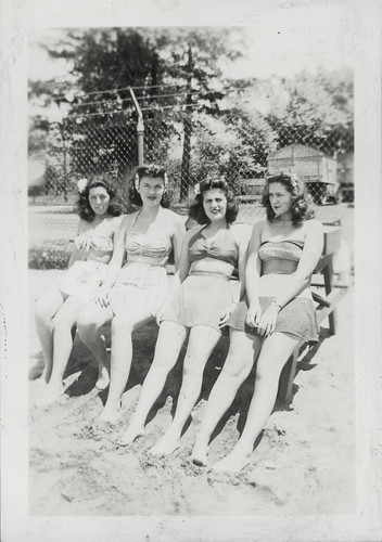 Gloria Album - Four women at the beach
