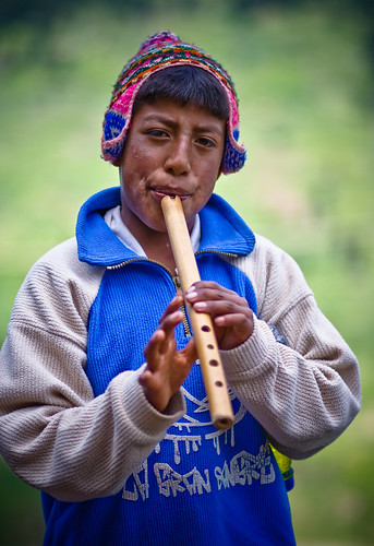 boy peru cusco niño pisac pisaq quechua flautista 85mmf18