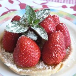 Limetten-Tartelettes mit Erdbeersalat