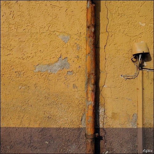 orange wall geotagged rust decay wand nikkor rost regenrohr d300 rainwaterpipe fallrohr 1685mmf3556gvr 1685vr geo:lat=48280908 geo:lon=9722807