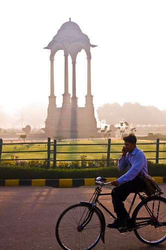 india bike sunrise dawn cyclist delhi cellphone mobilephone indiagate kinggeorgevmemorial