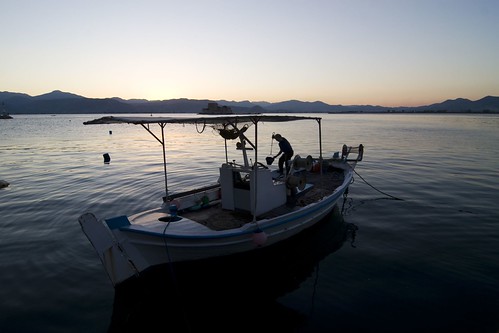 light sunset sea water greek boat fisherman afternoon cleaning greece nafplio canon30d canon24105f4