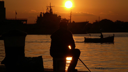 desktop sunset sun fishing barca tramonto mare porto sole pesca salento puglia pescatore brindisi riflesso anziani anziano bitta dip2 ilovemypics 10082008 frankdip