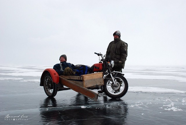 En moto sur le lac Baïkal gelé, Sibérie, Russie © Bernard Grua 2007
