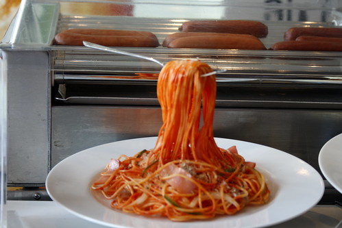floating fork / spaghetti / red sauce
