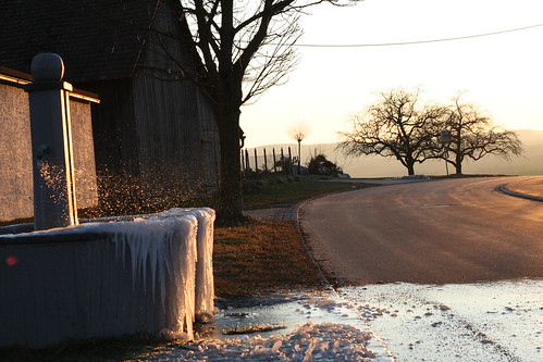 christmas winter sunset cold ice frozen spring sonnenuntergang magic brunnen gras kalt cones eiszapfen kälte freez gefroren icicled icicile