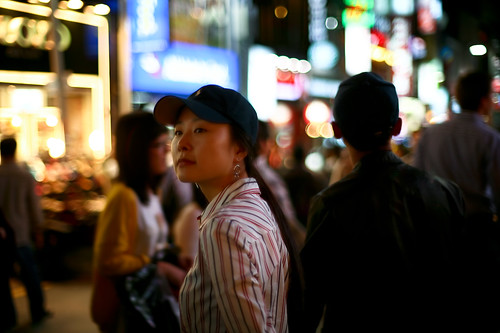 street nightphotography people urban night lowlight asia bokeh candid korea seoul 5d southkorea f12 서울 대한민국 canoneos5d eos5d availiblelight alternativelens olympuszuiko55mmf12 fotodioxpro alternativeglass anocturnalseoul