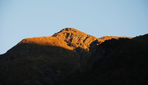 morning red newzealand mountain sunrise dawn blog track hiking southisland tramping greenstonetrack tour20090408200904186 tour2009040820090418