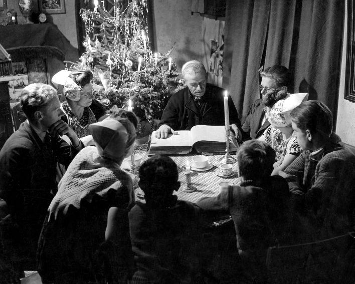 Bijbellezing aan tafel met kerst