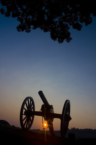 monument silhouette sunrise canon wideangle gettysburg civilwar battlefield devilsden solarglare 4thnewyorkindependentartillery