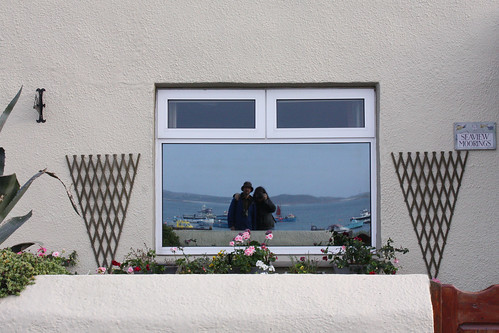 england reflection beach window harbour britain angleterre plage fenêtre reflets scilly islesofscilly scillyisles porthmellon stmary’s coastuk seaviewmooringsguesthouse lessorlingues sorlingues welcomeuk