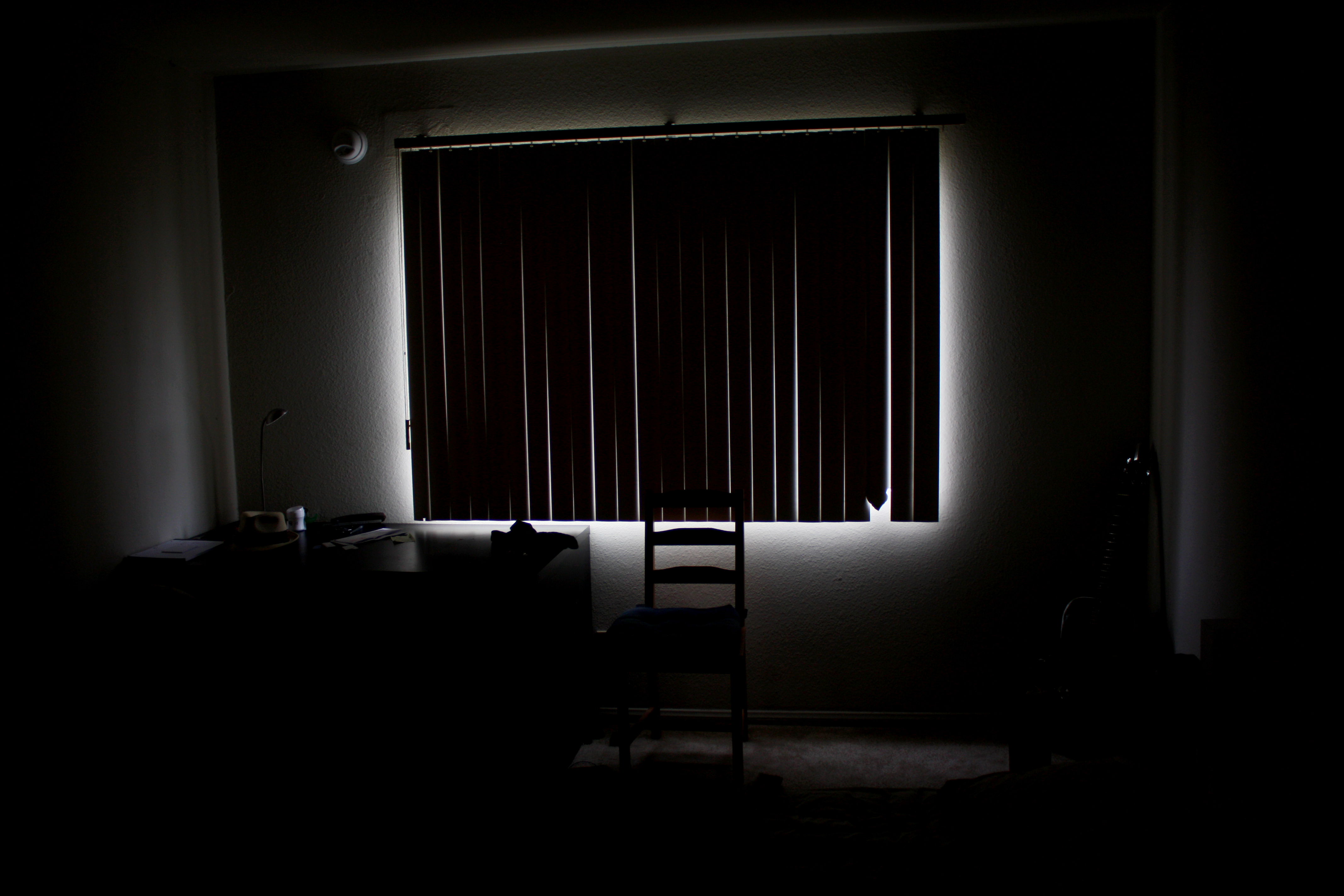 Dark room 4. В комнате темно. Темная комната. Полумрак в комнате. Комната в темноте.