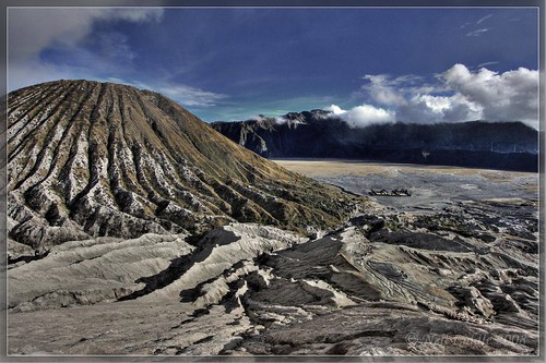cloud indonesia landscape volcano java smoke sharp 2008 hdr bromo goldenglobe photomatix gunungbromo earthasia rtwoverland