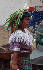 Mujer con cebolla en la cabeza - woman with onions on her head; Nebaj, Quiché, Guatemala
