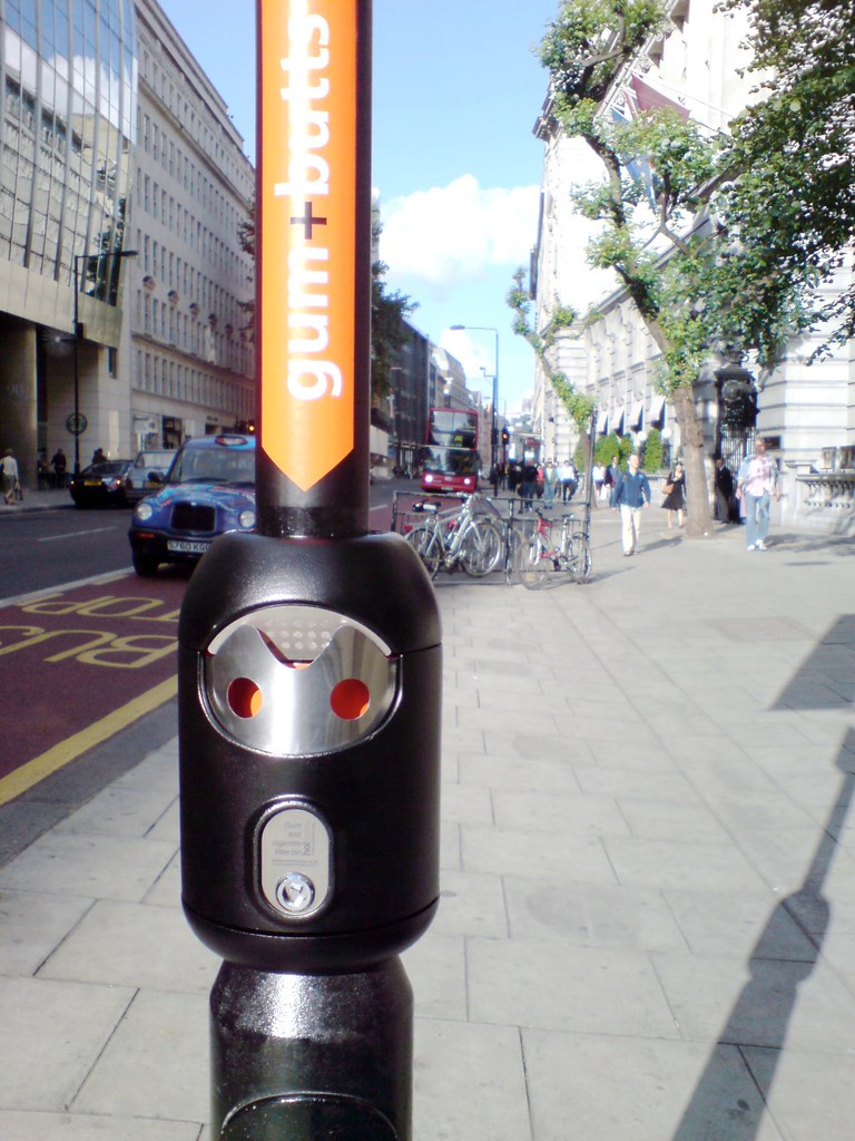 Smartstreets-Smartbin™: cigarette bin and chewing gum bin in street close to Holborn Tube, Camden, London (UK)