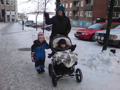 Maria, Elsa och Axel på promenad i Luleå Centrum