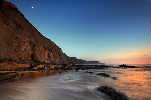 ocean sunset moon seascape beach portugal night landscape nikon peace barriga places cliffs atlantic clear environment algarve westcoast costavincentina zedith sigma1020mm14556dc